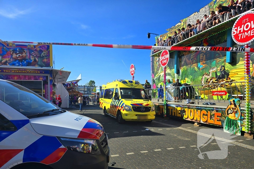Medewerker word meegesleurd door kermisattractie en valt hard naar beneden