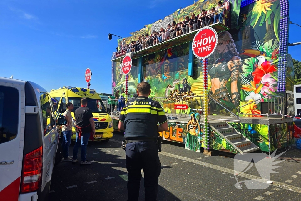 Medewerker word meegesleurd door kermisattractie en valt hard naar beneden