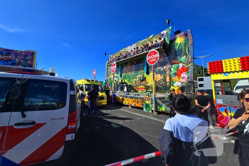 Medewerker word meegesleurd door kermisattractie en valt hard naar beneden
