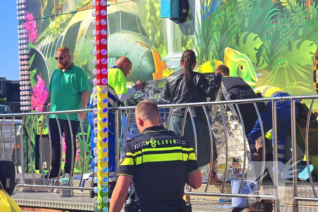 Medewerker word meegesleurd door kermisattractie en valt hard naar beneden