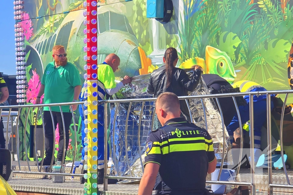 Medewerker word meegesleurd door kermisattractie en valt hard naar beneden