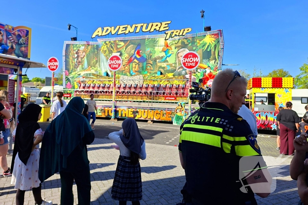 Medewerker word meegesleurd door kermisattractie en valt hard naar beneden