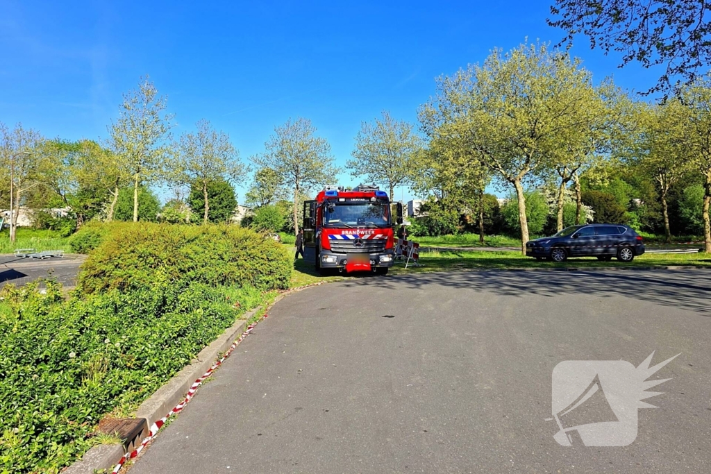 Medewerker word meegesleurd door kermisattractie en valt hard naar beneden