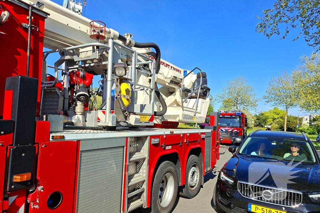 Medewerker word meegesleurd door kermisattractie en valt hard naar beneden