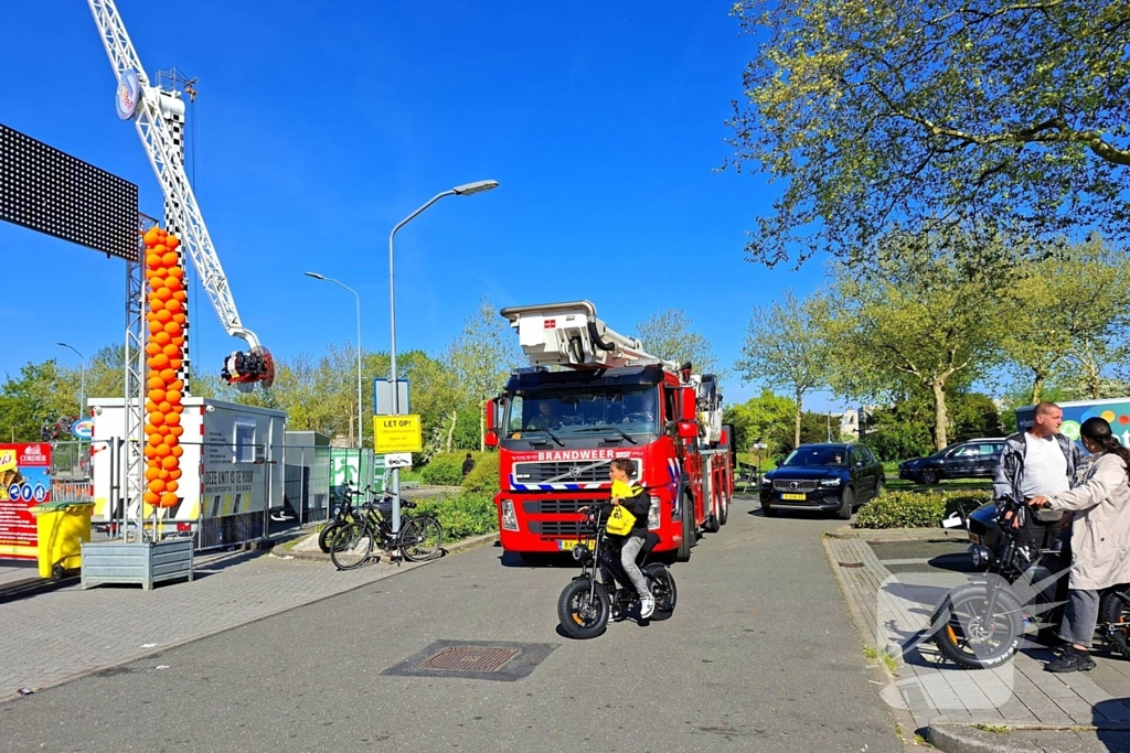 Medewerker word meegesleurd door kermisattractie en valt hard naar beneden