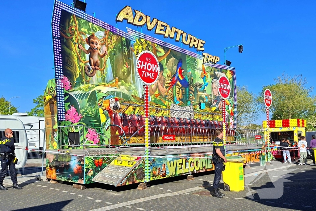 Medewerker word meegesleurd door kermisattractie en valt hard naar beneden