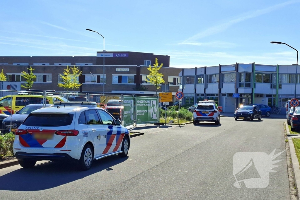 Medewerker word meegesleurd door kermisattractie en valt hard naar beneden