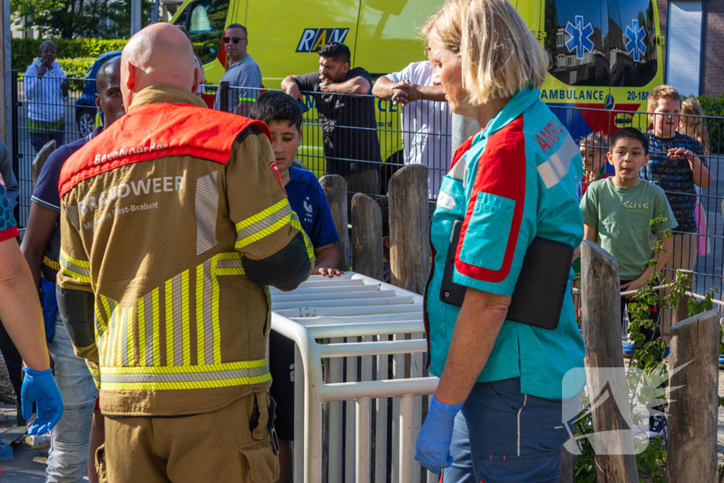 Brandweer bevrijdt kind dat vast zit