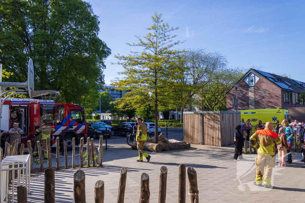 Brandweer bevrijdt kind dat vast zit
