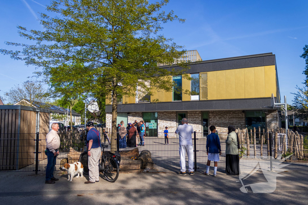 Brandweer bevrijdt kind dat vast zit