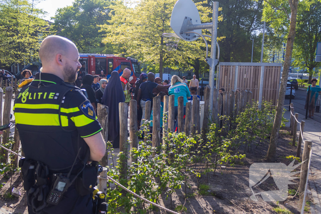 Brandweer bevrijdt kind dat vast zit