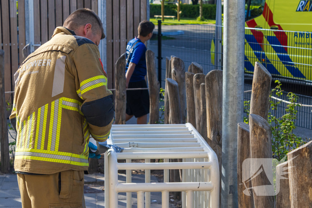Brandweer bevrijdt kind dat vast zit