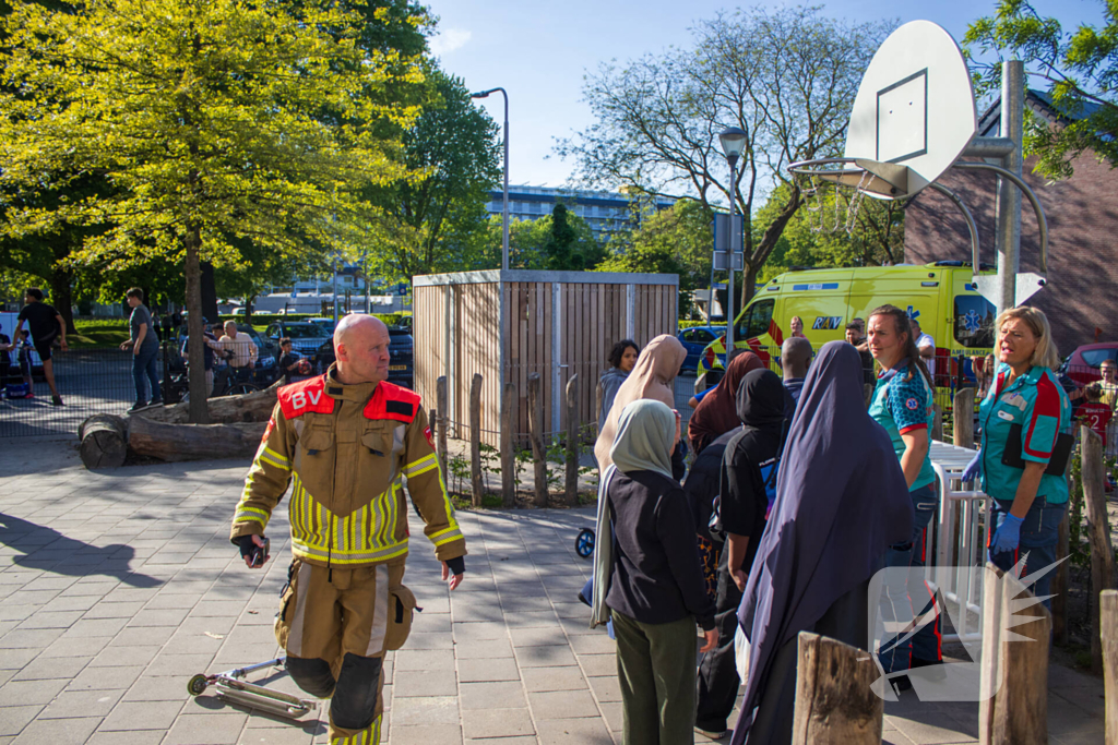 Brandweer bevrijdt kind dat vast zit