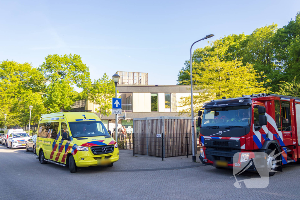 Brandweer bevrijdt kind dat vast zit