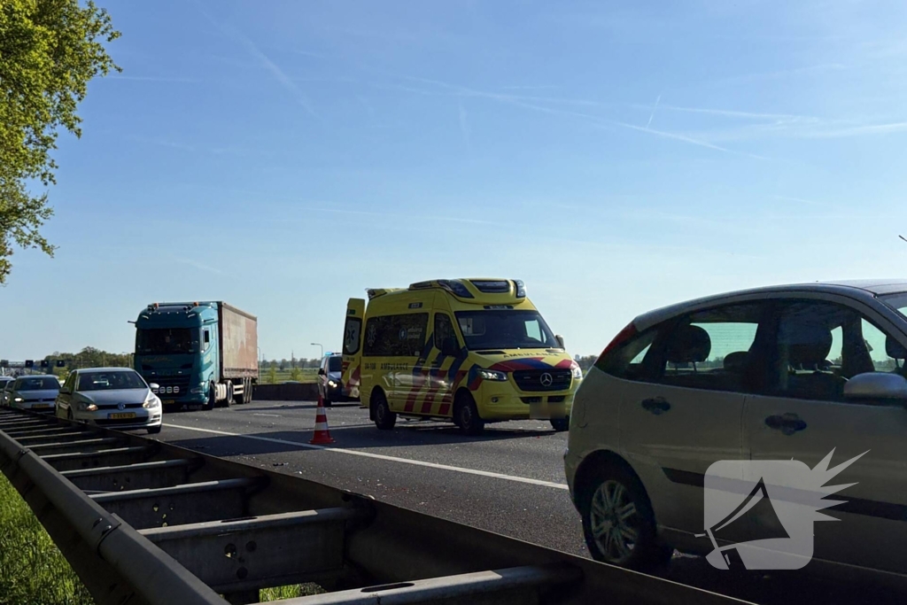Meerdere voertuigen betrokken bij botsing op snelweg