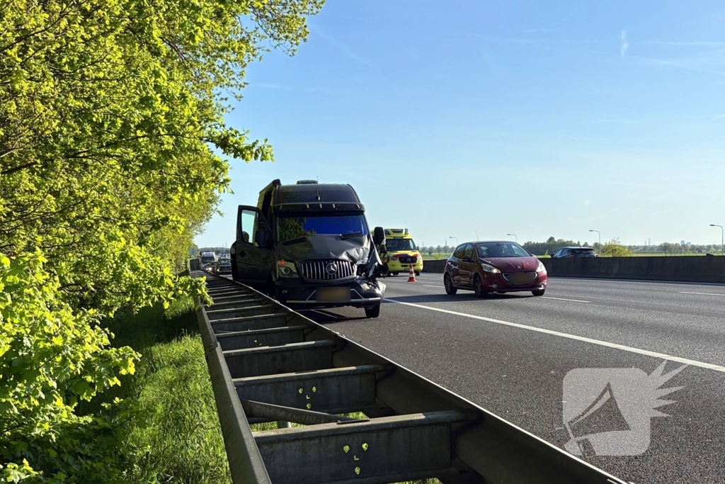 Meerdere voertuigen betrokken bij botsing op snelweg
