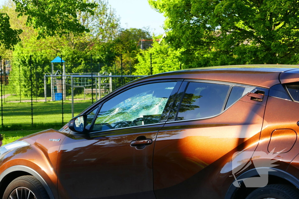 Barst in voorruit na botsing met e-biker