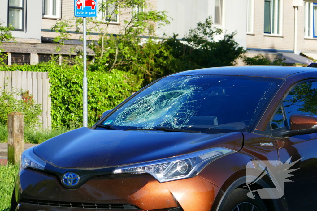 Barst in voorruit na botsing met e-biker