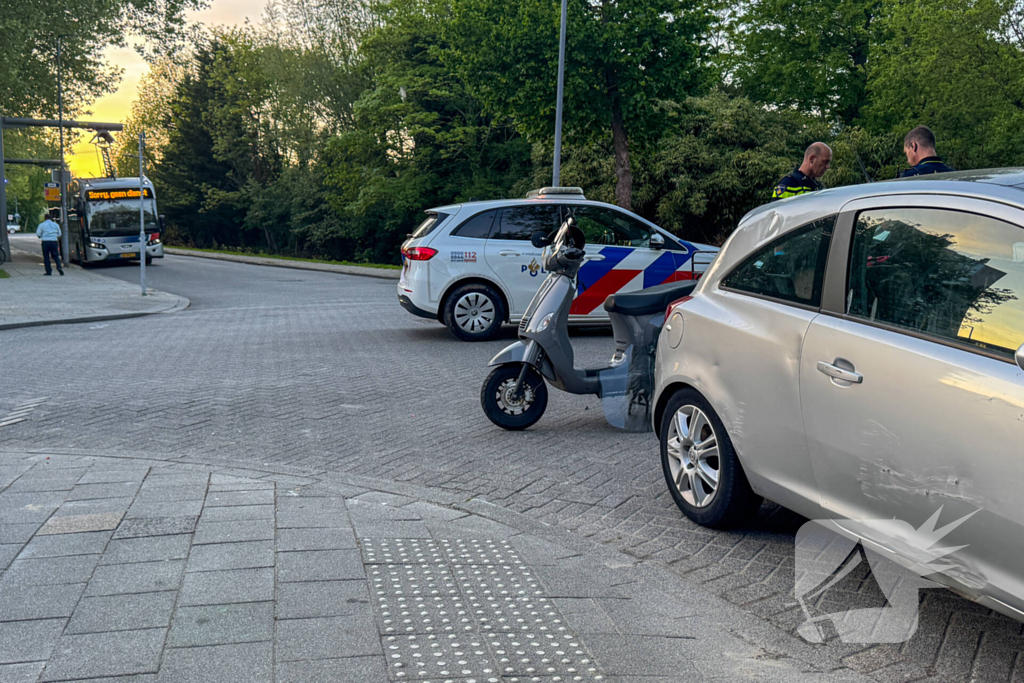 Scooterrijder in botsing op kruising