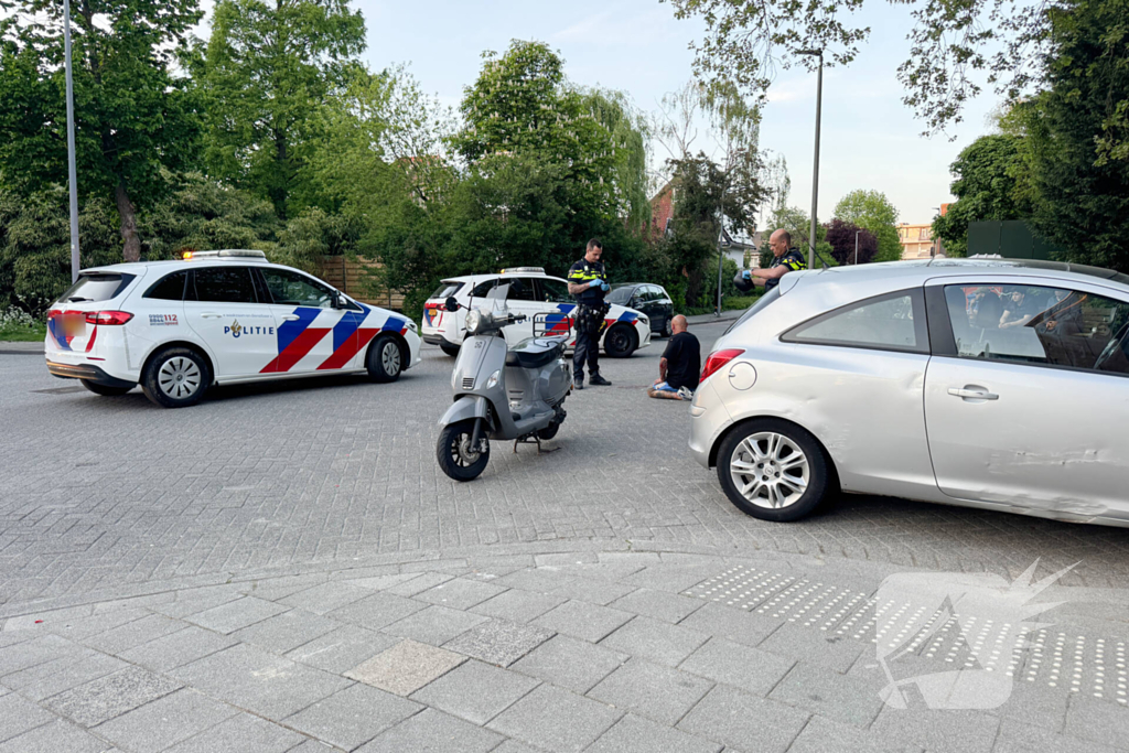 Scooterrijder in botsing op kruising