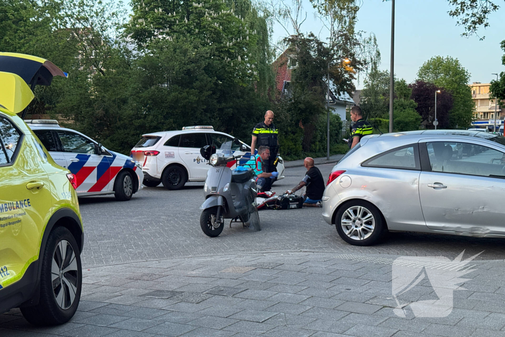 Scooterrijder in botsing op kruising