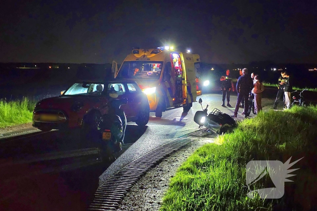 Scooter botst frontaal op auto