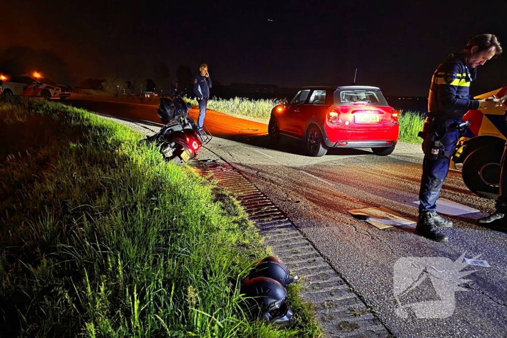 Scooter botst frontaal op auto