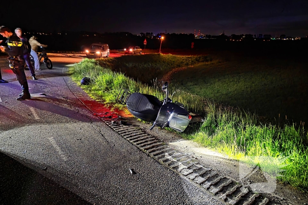 Scooter botst frontaal op auto