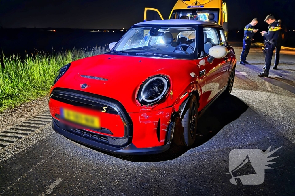 Scooter botst frontaal op auto