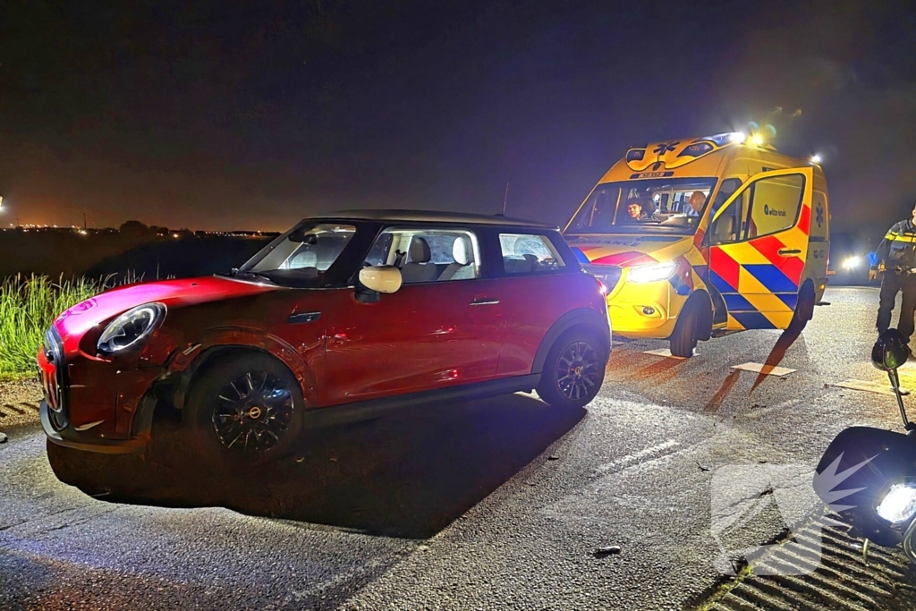 Scooter botst frontaal op auto