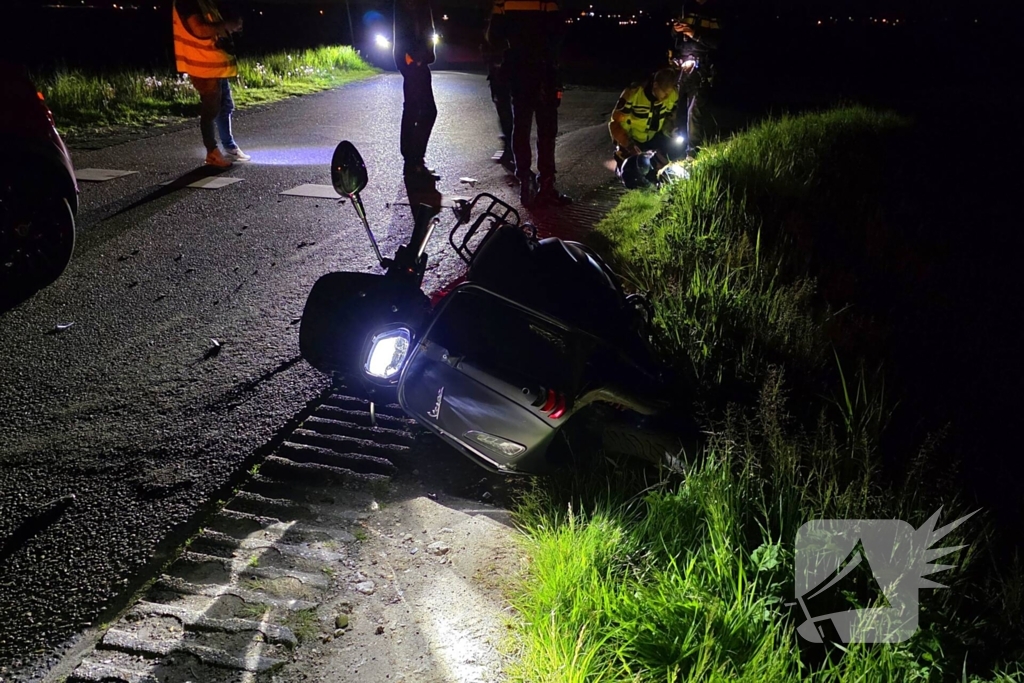 Scooter botst frontaal op auto