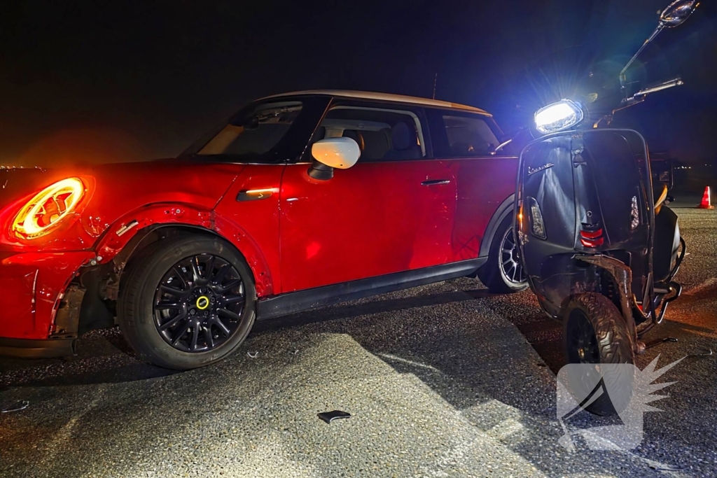 Scooter botst frontaal op auto