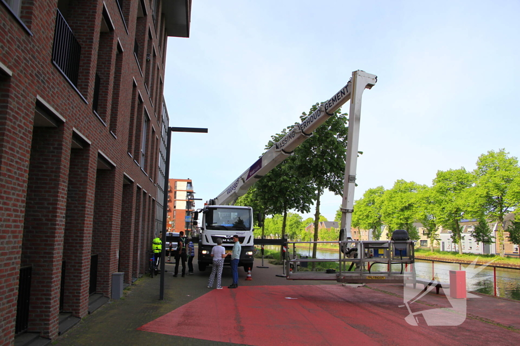 Fietser klapt op hoogwerker