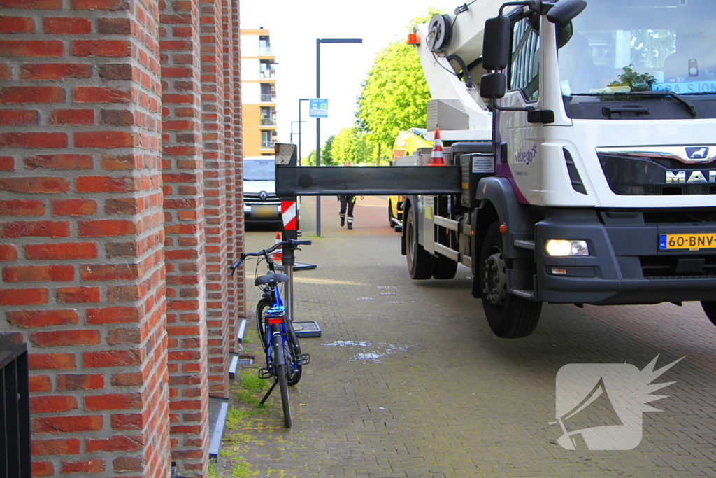 Fietser klapt op hoogwerker