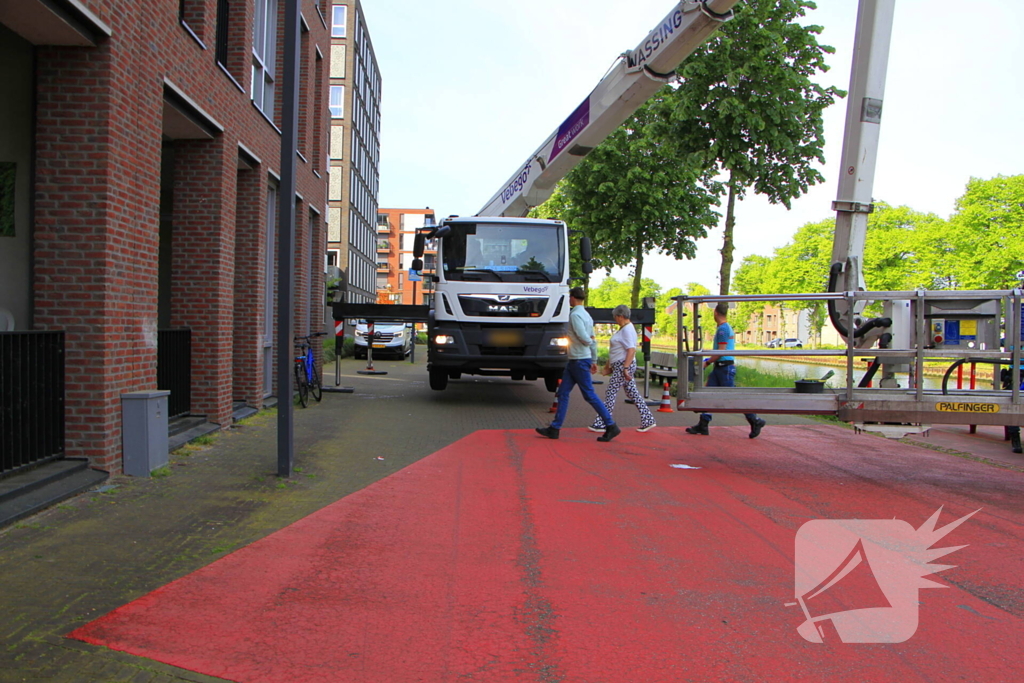 Fietser klapt op hoogwerker