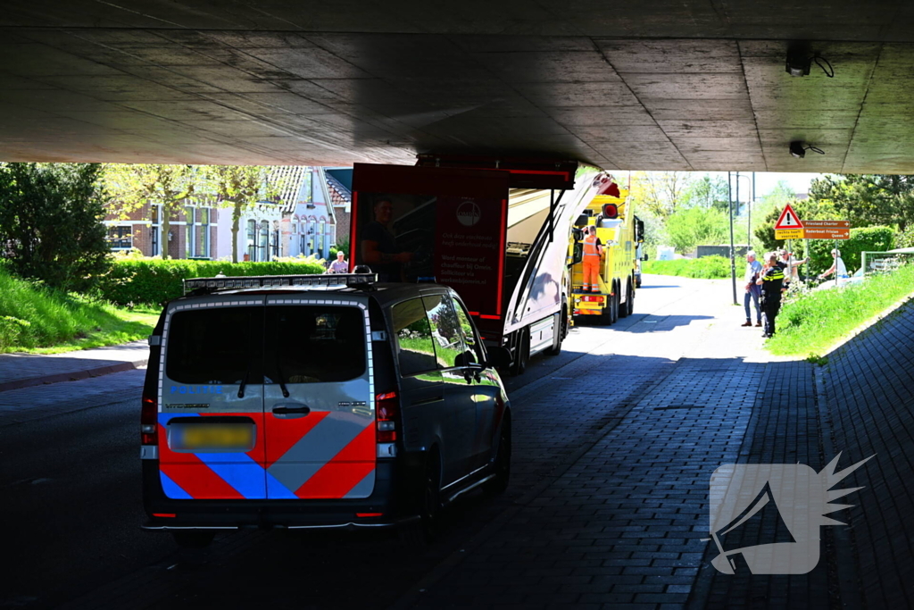 Veel schade nadat vrachtwagen klem raakt onder viaduct