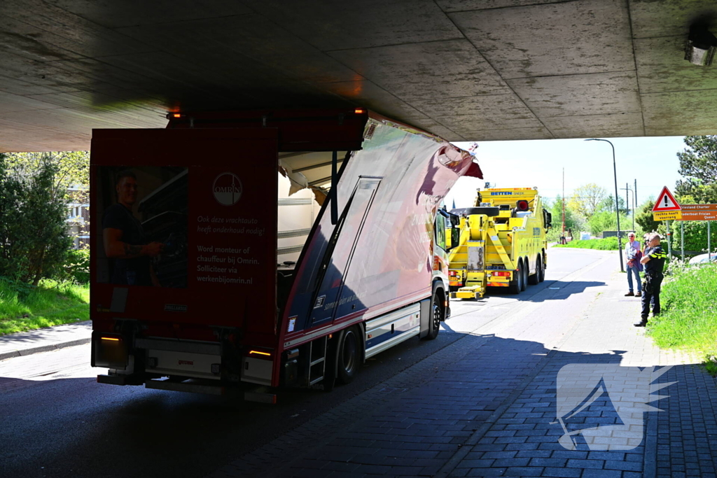 Veel schade nadat vrachtwagen klem raakt onder viaduct