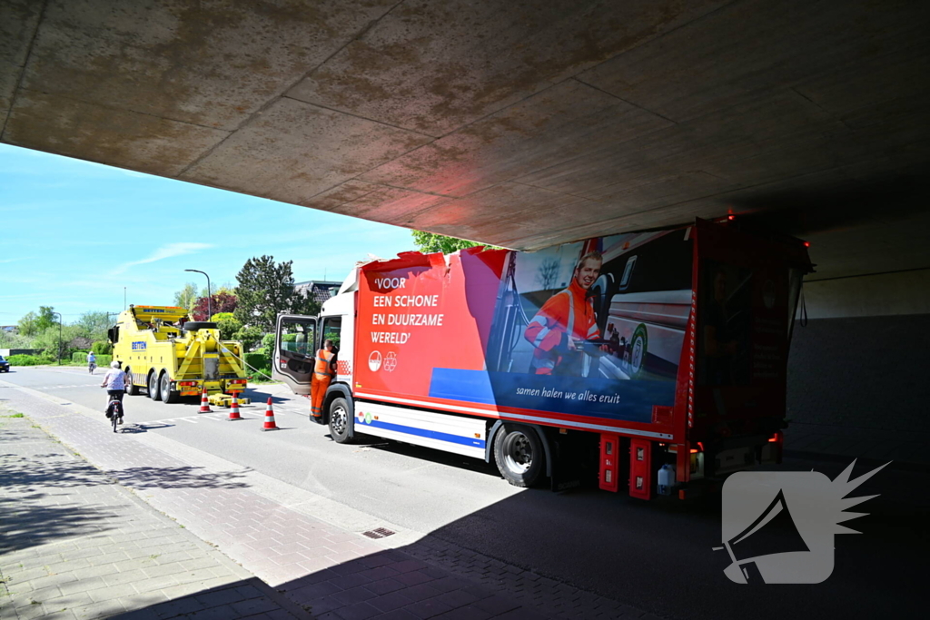 Veel schade nadat vrachtwagen klem raakt onder viaduct