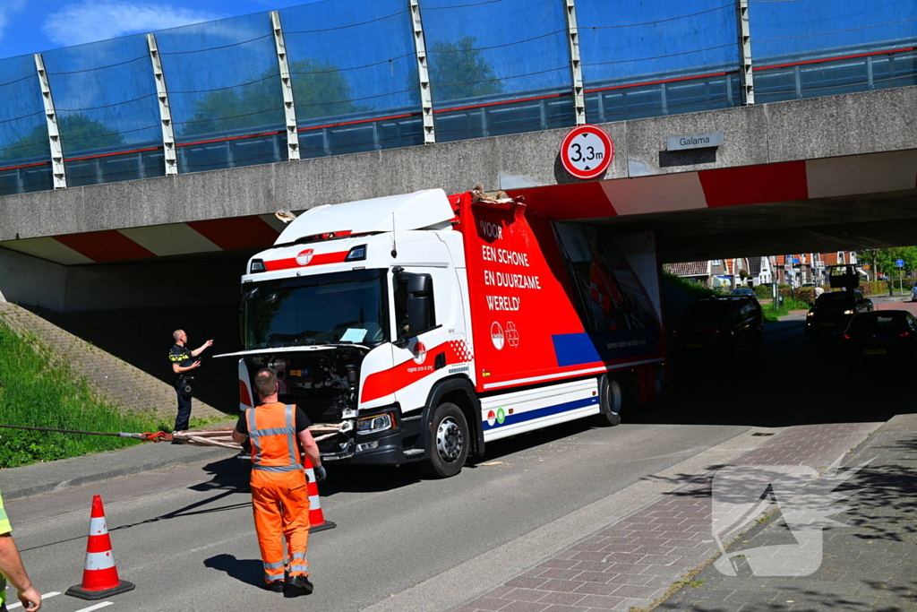 Veel schade nadat vrachtwagen klem raakt onder viaduct