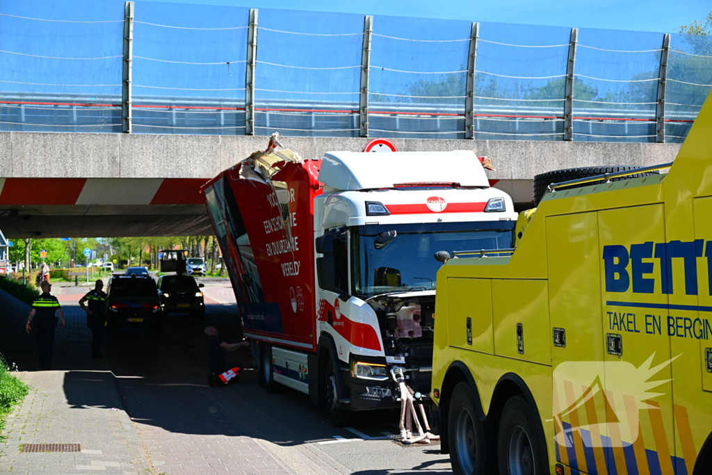 Veel schade nadat vrachtwagen klem raakt onder viaduct
