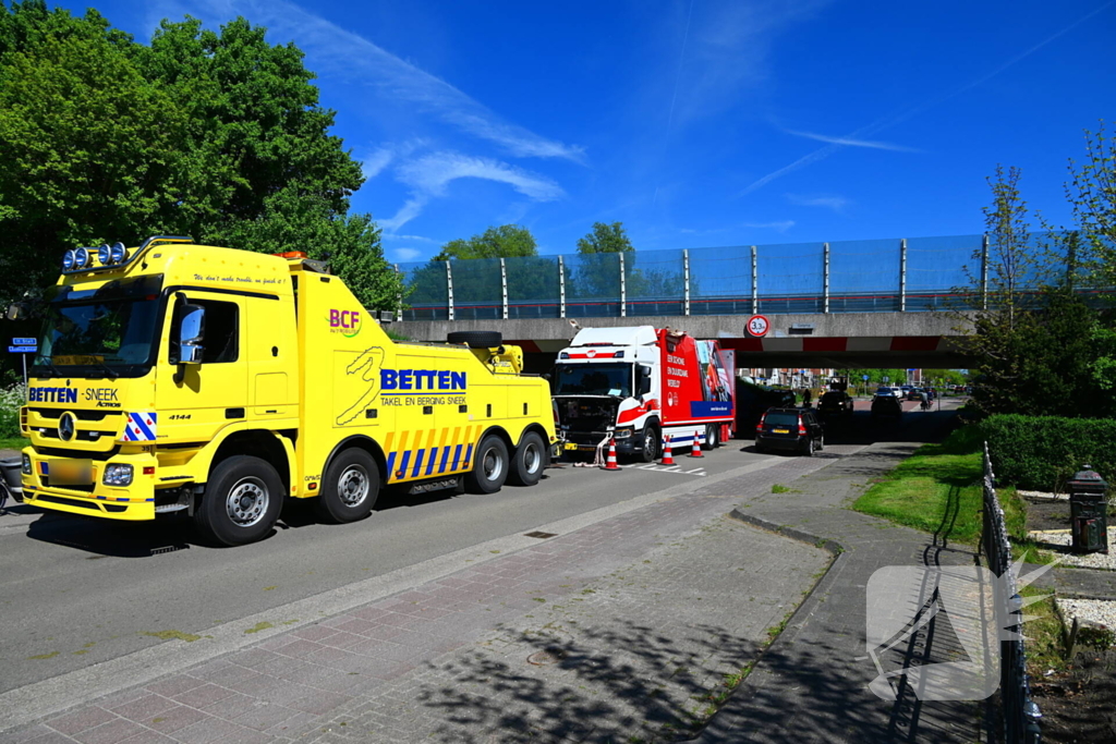 Veel schade nadat vrachtwagen klem raakt onder viaduct