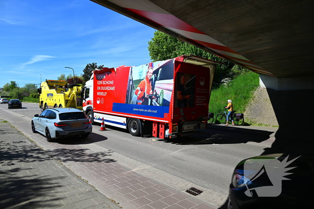 Veel schade nadat vrachtwagen klem raakt onder viaduct