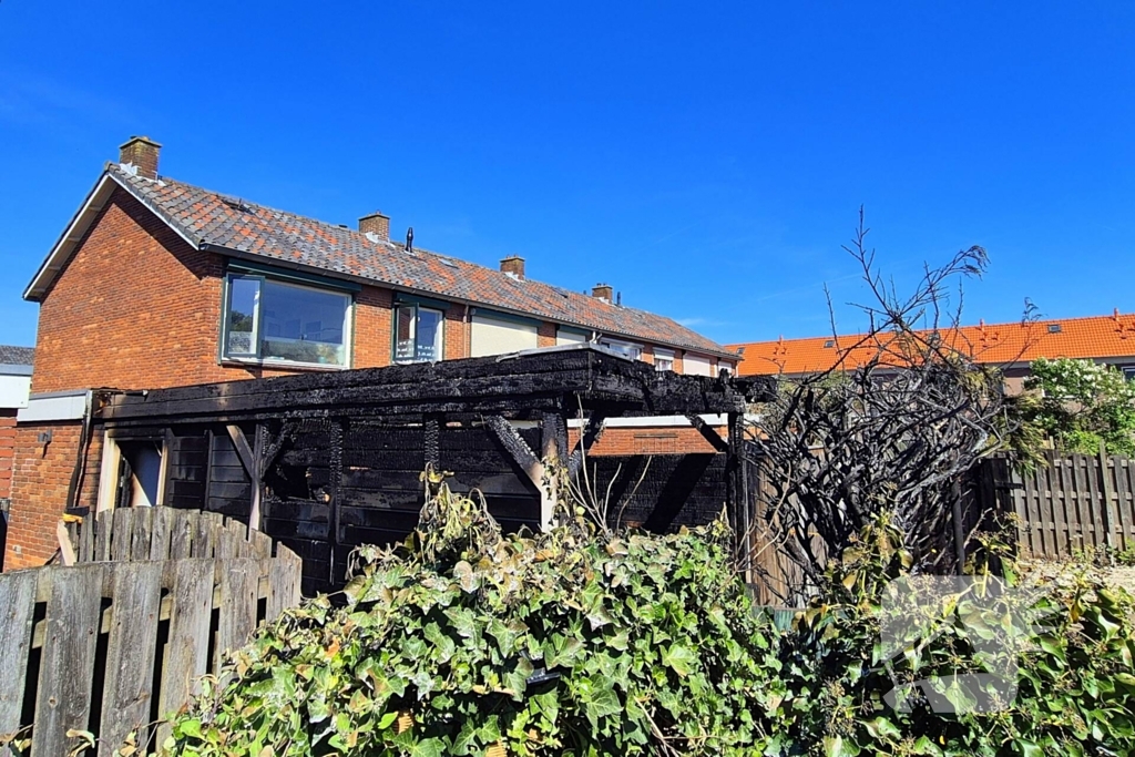 Schuur volledig verwoest door brand