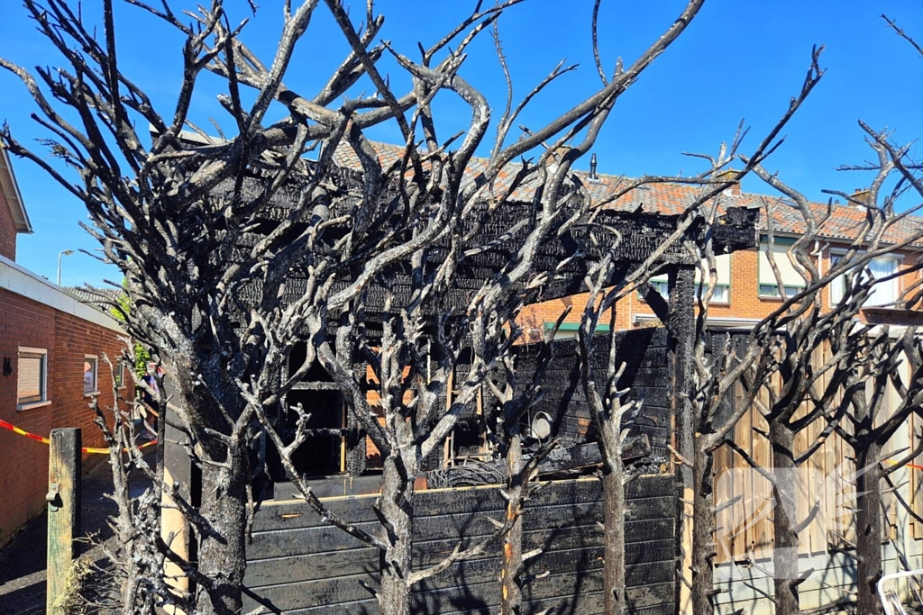 Schuur volledig verwoest door brand