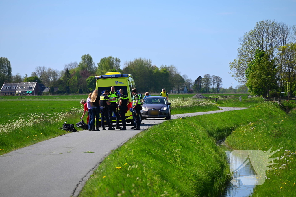 Twee fietsers komen hard ten val