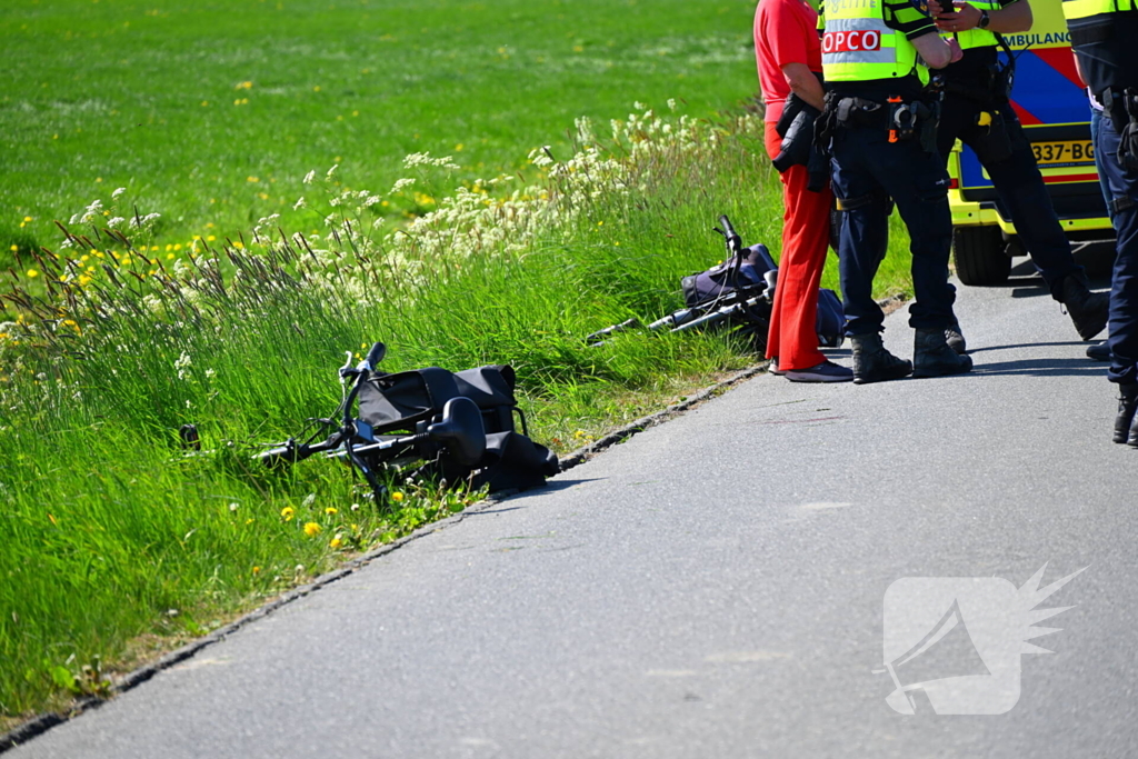 Twee fietsers komen hard ten val
