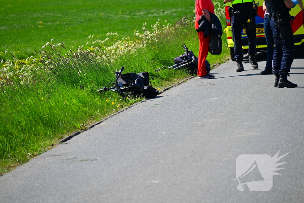 Twee fietsers komen hard ten val