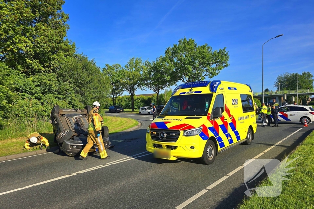 Auto belandt op de kop bij aanrijding