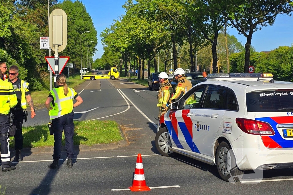 Auto belandt op de kop bij aanrijding