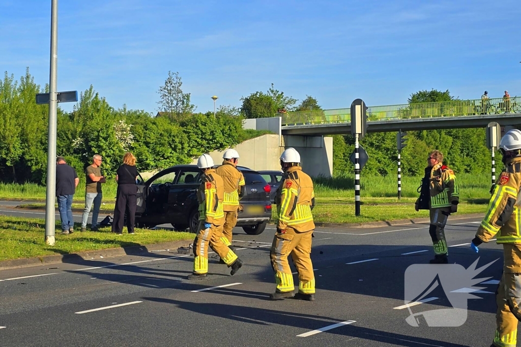 Auto belandt op de kop bij aanrijding